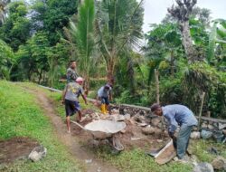 Babinsa Golong Pastikan Proyek Jembatan Tani Berjalan Tepat Sasaran