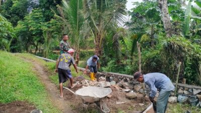 Babinsa Golong Pastikan Proyek Jembatan Tani Berjalan Tepat Sasaran