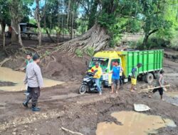 Di Tengah Lumpur, Polsek Soromandi Lakukan Pengaturan Arus Lalulintas dan Bantu Para Pengendara Sembarangi Jembatan