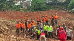 Polri Kerahkan 155 Personel, 4 Anjing Pelacak, dan Perkuat Operasi SAR Longsor Cibeunying 21 Warga Tertimbun
