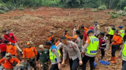 Polri Kerahkan 155 Personel, 4 Anjing Pelacak, dan Perkuat Operasi SAR Longsor Cibeunying 21 Warga Tertimbun