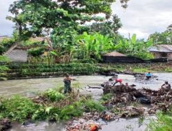 Babinsa Koramil 1606-05 Gerakkan Warga Peduli Sungai