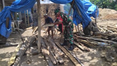 Babinsa Labuan Tereng Bantu Pengrajin Bata Merah Lokal