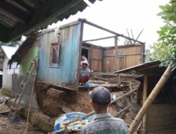 Kepedulian Babinsa Karang Bayan di Tengah Hujan Deras