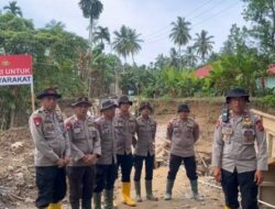 Sat Brimob Polda Sumbar Bangun Jembatan Darurat Penghubung Dua Nagari di Padang Pariaman