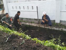 Cegah Banjir, Babinsa Gelogor Gerakkan Gotong Royong Warga