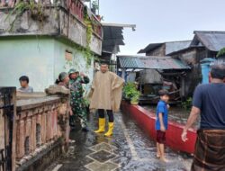 Babinsa dan Lurah Pantau Luapan Sungai di Ampenan