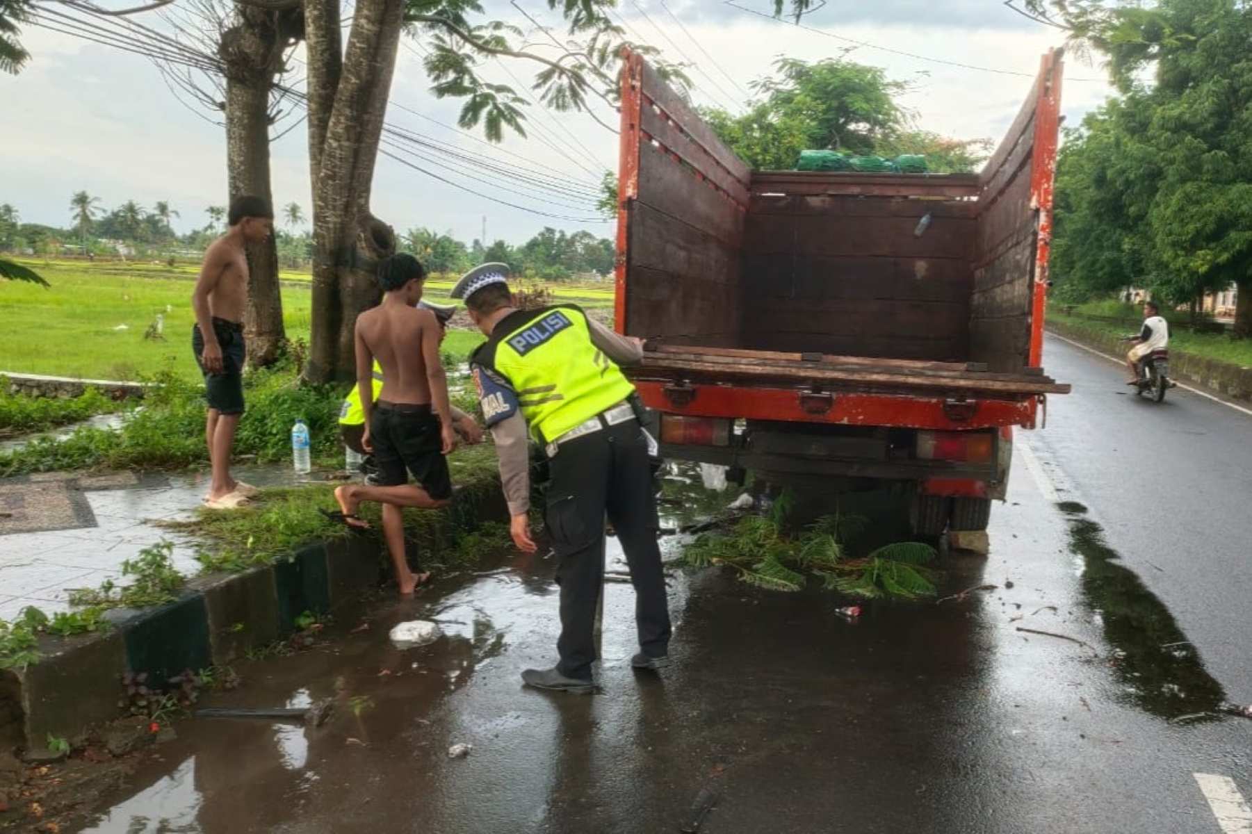 Tangani Truk Mogok, Satlantas Lobar Jamin Kelancaran Lalu Lintas