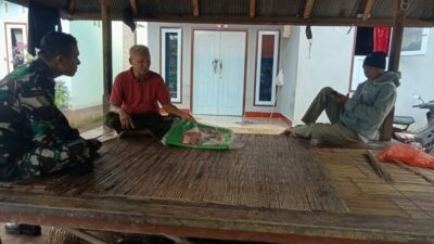 Komsos Babinsa Bentek Perkuat Ronda Malam Warga Dusun Goa