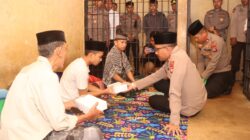 Kapolres Loteng Berbagi Makanan dengan Para Tahanan di Momen Tahun Baru 2026. ‎