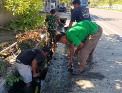Babinsa dan Warga Segara Katon Bersatu Bersihkan Selokan