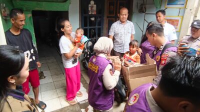 Tim Trauma Healing Polri Bersama Relawan Mahasiswa UI Hadir Bersama Warga Pascabanjir di Cilincing