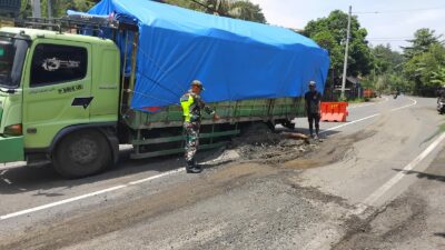 Babinsa Sigap Atasi Truk Amblas di Jalur Gilimas