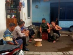 Babinsa dan Polisi Ajak Warga Peteluan Indah Cegah Banjir