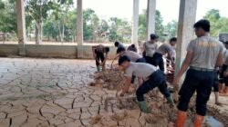 Brimob Polda Sumut Bersihkan Lumpur di Aula SMP Swasta Santo Fransiskus Pandan Pascabencana