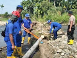 Tim SAR Korpolairud BKO Polda Jabar Bangun Jembatan Sementara di Padang Pariaman, Akses Warga Patamuan Kembali Terhubung