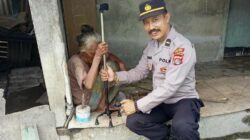 Polres Lombok Barat Bagikan Alat Bantu Jalan untuk Lansia