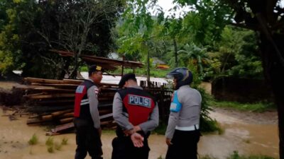 Banjir Rendam Pemukiman di Sekotong, Polisi Siaga di Lokasi