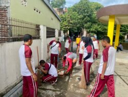 Wujud Kepedulian Polri, Polsek Rasanae Barat Bersihkan Lingkungan Masjid