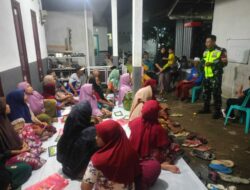 Babinsa Jempong Baru Dampingi Warga Belajar Baca Tulis