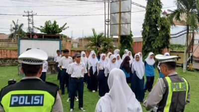 Sat Lantas Polres Lobar Latih PKS SMPN 1 Labuapi