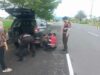 Mobil Pecah Ban di Jalur Cepat, Polisi Lombok Barat Sigap Beri Bantuan