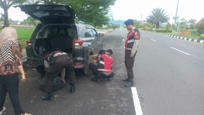 Aksi Humanis Sat Samapta Polres Lobar Bantu Warga Ganti Ban di By Pass BIL II