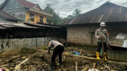Tim SAR Brimob BKO Polda Sumbar Lakukan Pencarian Korban dan Salurkan Bantuan Banjir di Palembayan