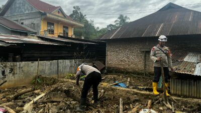 Tim SAR Brimob BKO Polda Sumbar Lakukan Pencarian Korban dan Salurkan Bantuan Banjir di Palembayan