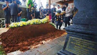 Hadiri Pemakaman, Kapolri: Pesan Eyang Meri Jadi Inspirasi dan Semangat Keluarga Besar Polri