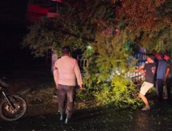 “Quick Response”Polsek Woha Evakuasi Pohon Tumbang di Jalan Lintas Bima-Tente”