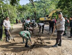 Sinergi TNI–Polri dan Warga Pulihkan Akses Jalan Sekotong
