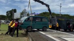 Quick Response Patroli Unit Gasum Dit Samapta Polda NTB Evakuasi Korban Lakalantas di Bundaran Gerung