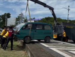 Quick Response Patroli Unit Gasum Dit Samapta Polda NTB Evakuasi Korban Lakalantas di Bundaran Gerung