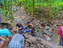 Kebersamaan Warga Perkuat Talud Jembatan Ranjok Timur