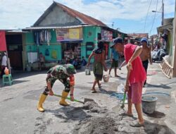 Sambut Ramadhan, Babinsa dan Warga Perbaiki Mushola