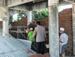 Bhabinkamtibmas Polres Bima Kota Bantu Warga Gotong Royong Pembangunan Masjid Baburahman