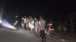 Bhabinkamtibmas Ajak Warga Labuhan Kertasari Aktifkan Kembali Siskamling di Kawasan Wisata