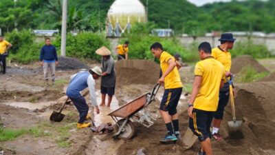 Ditpolairud Polda NTB Gotong Royong Perbaiki Jalan Bersama Masyarakat Sekotong