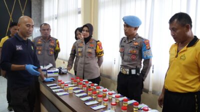Tegakkan Kedisiplinan, Kapolres Sumbawa Pimpin Tes Urine Mendadak bagi Pejabat Utama