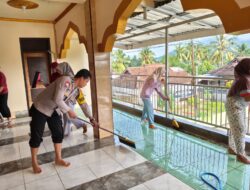 Sambut Ramadan, Bhabinkamtibmas Kalimantong Gotong Royong Bersama Warga di Masjid Darussalam