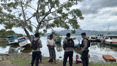 ‎ Sat Samapta Polres Bima Kota Laksanakan Patroli Dialogis dan Sambang Nelayan di Pantai Lawata dan Amahami