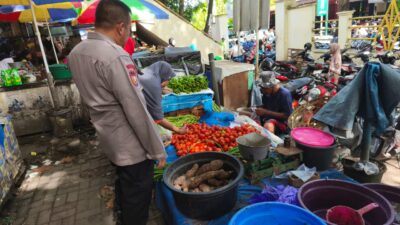 Binmas Polda NTB Sambangi Pedagang Sembako di Pasar Cemare, Dorong Kamtibmas dan Stabilitas Harga Pangan