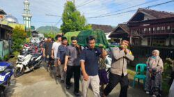 Dekat dan Peduli Dengan Warga Binaan, Bhabinkamtibmas Desa Sekongkang Atas Melayat dan Hadiri Pemakaman