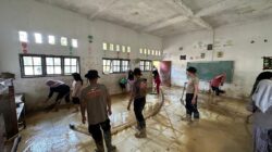 Brimob NTB Bersihkan Sekolah Terdampak Bencana di Aceh Tamiang