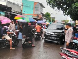 Melalui Patroli Ngabuburit, Polsek Bolo Laksanakan Pemantauan dan Gatur Lalin di Pasar Sore