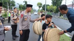 Baru Bertugas, Plh Kapolres Bima Kota AKBP Heriyanto Berbagi Takjil dengan Masyarakat