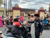 Indahnya Berbagi, Polres Sumbawa Bersama Bhayangkari Tebar Kebaikan Melalui Pembagian Takjil