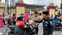 Indahnya Berbagi, Polres Sumbawa Bersama Bhayangkari Tebar Kebaikan Melalui Pembagian Takjil