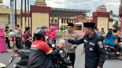 Indahnya Berbagi, Polres Sumbawa Bersama Bhayangkari Tebar Kebaikan Melalui Pembagian Takjil